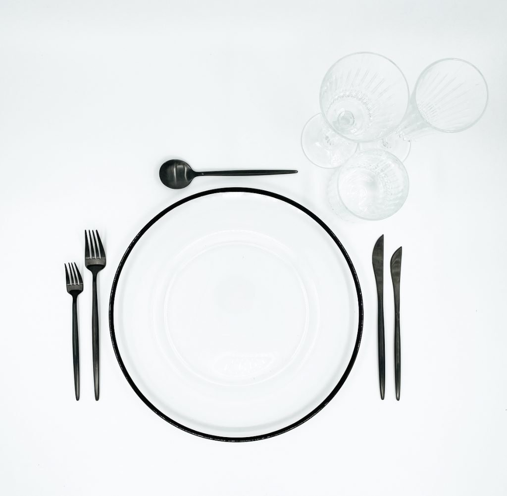 Black Rim Charger Plate Hire The Pretty Table Event Hire