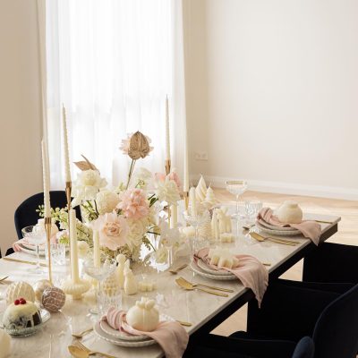 pink christmas table setting